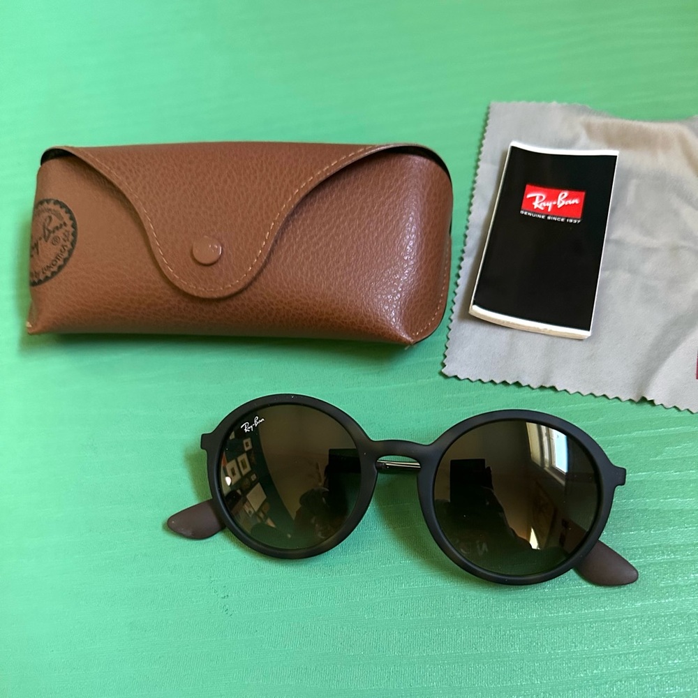 NWOT Ray-Ban Round tortoise matte Sunglasses with Brown Leather Case - RB4222